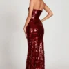 Nottola 3D-verziertes Bandeau-Maxikleid in Rot Nottola 3D-verziertes Bandeau-Maxikleid in Rot