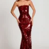 Nottola 3D-verziertes Bandeau-Maxikleid in Rot Nottola 3D-verziertes Bandeau-Maxikleid in Rot