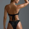 Oh Polly Bademode: HOTFIX Edition Bandeau-Bikinioberteil mit verziertem Schal in Schwarz Oh Polly Bademode: HOTFIX Edition Bandeau-Bikinioberteil mit verziertem Schal in Schwarz