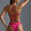 Oh Polly Bademode: HOTFIX Edition Verzierte V-förmige Cheeky-Bikinihose mit hohem Beinausschnitt in Raspberry Sorbet Oh Polly Bademode: HOTFIX Edition Verzierte V-förmige Cheeky-Bikinihose mit hohem Beinausschnitt in Raspberry Sorbet