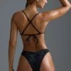 Oh Polly Bademode: HOTFIX Edition Verzierte V-förmige Cheeky-Bikinihose mit hohem Beinausschnitt in Schwarz Oh Polly Bademode: HOTFIX Edition Verzierte V-förmige Cheeky-Bikinihose mit hohem Beinausschnitt in Schwarz