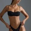 Oh Polly Bademode: HOTFIX Edition Verzierte V-förmige Cheeky-Bikinihose mit hohem Beinausschnitt in Schwarz Oh Polly Bademode: HOTFIX Edition Verzierte V-förmige Cheeky-Bikinihose mit hohem Beinausschnitt in Schwarz