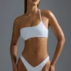 Oh Polly Bademode: HOTFIX Edition verziertes Ein-Schulter-Bandeau-Bikinioberteil in Weiß Oh Polly Bademode: HOTFIX Edition verziertes Ein-Schulter-Bandeau-Bikinioberteil in Weiß