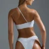Oh Polly Bademode: HOTFIX Edition verziertes Ein-Schulter-Bandeau-Bikinioberteil in Weiß Oh Polly Bademode: HOTFIX Edition verziertes Ein-Schulter-Bandeau-Bikinioberteil in Weiß