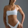 Oh Polly Bademode: HOTFIX Edition verziertes Ein-Schulter-Bandeau-Bikinioberteil in Weiß Oh Polly Bademode: HOTFIX Edition verziertes Ein-Schulter-Bandeau-Bikinioberteil in Weiß
