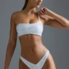 Oh Polly Bademode: HOTFIX Edition verziertes Ein-Schulter-Bandeau-Bikinioberteil in Weiß Oh Polly Bademode: HOTFIX Edition verziertes Ein-Schulter-Bandeau-Bikinioberteil in Weiß