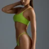 Oh Polly Bademode: HOTFIX Edition verziertes One-Shoulder-Bandeau-Bikinioberteil in Acid Lime Oh Polly Bademode: HOTFIX Edition verziertes One-Shoulder-Bandeau-Bikinioberteil in Acid Lime