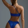Oh Polly Bademode: HOTFIX Edition Verziertes One-Shoulder-Bandeau-Bikinioberteil in Royal Blue Oh Polly Bademode: HOTFIX Edition Verziertes One-Shoulder-Bandeau-Bikinioberteil in Royal Blue