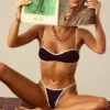 Old Money Bikini-Oberteil mit offenem Rücken in Schwarz Old Money Bikini-Oberteil mit offenem Rücken in Schwarz