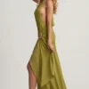 Oliana Asymmetrisches Maxikleid mit Neckholder in Olivgrün Oliana Asymmetrisches Maxikleid mit Neckholder in Olivgrün