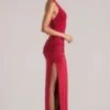 Oona Maxikleid mit tiefem Ausschnitt und Neckholder in Kirschrot Oona Maxikleid mit tiefem Ausschnitt und Neckholder in Kirschrot