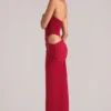Oona Maxikleid mit tiefem Ausschnitt und Neckholder in Kirschrot Oona Maxikleid mit tiefem Ausschnitt und Neckholder in Kirschrot