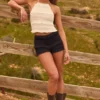 Orla Shorts mit Rüschen und mittlerer Leibhöhe in Schwarz Orla Shorts mit Rüschen und mittlerer Leibhöhe in Schwarz