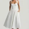 Orlena Midaxi-Kleid mit Neckholder und Knopfdetails in Weiß Orlena Midaxi-Kleid mit Neckholder und Knopfdetails in Weiß