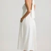 Orlena Midaxi-Kleid mit Neckholder und Knopfdetails in Weiß Orlena Midaxi-Kleid mit Neckholder und Knopfdetails in Weiß
