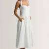 Orlena Midaxi-Kleid mit Neckholder und Knopfdetails in Weiß Orlena Midaxi-Kleid mit Neckholder und Knopfdetails in Weiß