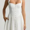 Orlena Midaxi-Kleid mit Neckholder und Knopfdetails in Weiß Orlena Midaxi-Kleid mit Neckholder und Knopfdetails in Weiß