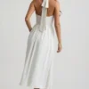 Orlena Midaxi-Kleid mit Neckholder und Knopfdetails in Weiß Orlena Midaxi-Kleid mit Neckholder und Knopfdetails in Weiß