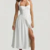 Orlena Midaxi-Kleid mit Neckholder und Knopfdetails in Weiß Orlena Midaxi-Kleid mit Neckholder und Knopfdetails in Weiß