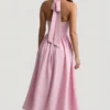 Orlena Midaxi-Kleid mit Neckholder und Knopfdetails in Zartrosa Orlena Midaxi-Kleid mit Neckholder und Knopfdetails in Zartrosa