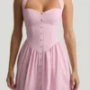 Orlena Midaxi-Kleid mit Neckholder und Knopfdetails in Zartrosa Orlena Midaxi-Kleid mit Neckholder und Knopfdetails in Zartrosa