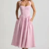 Orlena Midaxi-Kleid mit Neckholder und Knopfdetails in Zartrosa Orlena Midaxi-Kleid mit Neckholder und Knopfdetails in Zartrosa