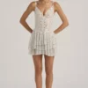Orren Minikleid mit Rüschen und Verzierungen in Weiß Orren Minikleid mit Rüschen und Verzierungen in Weiß
