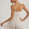 Orren Minikleid mit Rüschen und Verzierungen in Weiß Orren Minikleid mit Rüschen und Verzierungen in Weiß