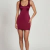 Orsola Minikleid mit U-Ausschnitt und Schnürung am Rücken in Weinrot Orsola Minikleid mit U-Ausschnitt und Schnürung am Rücken in Weinrot