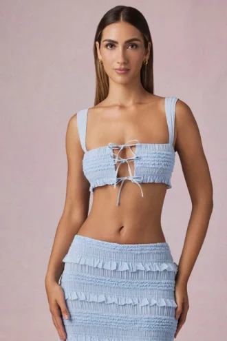 Ottilie Crop-Top mit Rüschen und Bindeband vorne in Powder Blue
