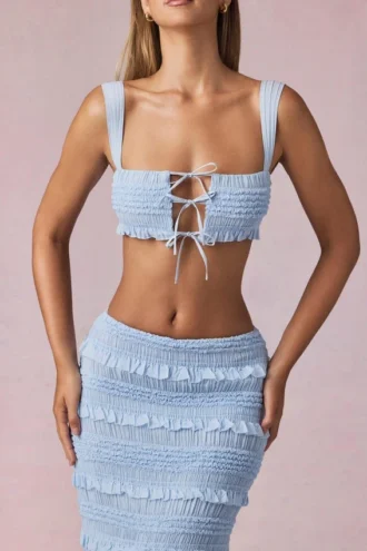 Ottilie Crop-Top mit Rüschen und Bindeband vorne in Powder Blue