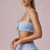 Ottilie Crop-Top mit Rüschen und Bindeband vorne in Powder Blue