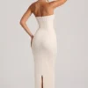 Palermo Maxikleid mit Bandeau-Ausschnitt, Kapuzenkragen und Verzierungen in Weiß Palermo Maxikleid mit Bandeau-Ausschnitt, Kapuzenkragen und Verzierungen in Weiß
