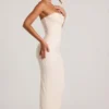 Palermo Maxikleid mit Bandeau-Ausschnitt, Kapuzenkragen und Verzierungen in Weiß Palermo Maxikleid mit Bandeau-Ausschnitt, Kapuzenkragen und Verzierungen in Weiß