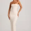 Palermo Maxikleid mit Bandeau-Ausschnitt, Kapuzenkragen und Verzierungen in Weiß Palermo Maxikleid mit Bandeau-Ausschnitt, Kapuzenkragen und Verzierungen in Weiß