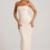 Palermo Maxikleid mit Bandeau-Ausschnitt, Kapuzenkragen und Verzierungen in Weiß Palermo Maxikleid mit Bandeau-Ausschnitt, Kapuzenkragen und Verzierungen in Weiß