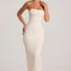 Palermo Maxikleid mit Bandeau-Ausschnitt, Kapuzenkragen und Verzierungen in Weiß Palermo Maxikleid mit Bandeau-Ausschnitt, Kapuzenkragen und Verzierungen in Weiß