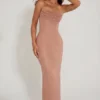 Palermo verziertes Bandeau-Maxikleid mit Wasserfallausschnitt in Beige Palermo verziertes Bandeau-Maxikleid mit Wasserfallausschnitt in Beige