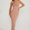 Palermo verziertes Bandeau-Maxikleid mit Wasserfallausschnitt in Beige Palermo verziertes Bandeau-Maxikleid mit Wasserfallausschnitt in Beige