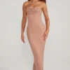 Palermo verziertes Bandeau-Maxikleid mit Wasserfallausschnitt in Beige Palermo verziertes Bandeau-Maxikleid mit Wasserfallausschnitt in Beige