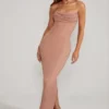 Palermo verziertes Bandeau-Maxikleid mit Wasserfallausschnitt in Beige Palermo verziertes Bandeau-Maxikleid mit Wasserfallausschnitt in Beige