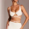 Parma Verziertes Crop-Top mit Bügeln und Trägern in Weiß Parma Verziertes Crop-Top mit Bügeln und Trägern in Weiß