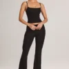 Patsy Modal-Hose mit mittlerer Leibhöhe und ausgestelltem Bein in Schwarz Patsy Modal-Hose mit mittlerer Leibhöhe und ausgestelltem Bein in Schwarz