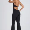 Pema Modal-Jumpsuit mit Spitzenbesatz, Cut-outs und ausgestelltem Schnitt in Schwarz Pema Modal-Jumpsuit mit Spitzenbesatz, Cut-outs und ausgestelltem Schnitt in Schwarz