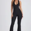 Pema Modal-Jumpsuit mit Spitzenbesatz, Cut-outs und ausgestelltem Schnitt in Schwarz Pema Modal-Jumpsuit mit Spitzenbesatz, Cut-outs und ausgestelltem Schnitt in Schwarz