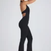 Pema Modal-Jumpsuit mit Spitzenbesatz, Cut-outs und ausgestelltem Schnitt in Schwarz Pema Modal-Jumpsuit mit Spitzenbesatz, Cut-outs und ausgestelltem Schnitt in Schwarz