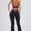 Pema Modal-Jumpsuit mit Spitzenbesatz, Cut-outs und ausgestelltem Schnitt in Schwarz Pema Modal-Jumpsuit mit Spitzenbesatz, Cut-outs und ausgestelltem Schnitt in Schwarz