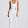 Petite Soft Active Jumpsuit mit offenem Rücken in Weiß Petite Soft Active Jumpsuit mit offenem Rücken in Weiß