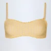 Portbou Bandeau-Bikinioberteil mit Rüschen in gelbem Gingham Portbou Bandeau-Bikinioberteil mit Rüschen in gelbem Gingham