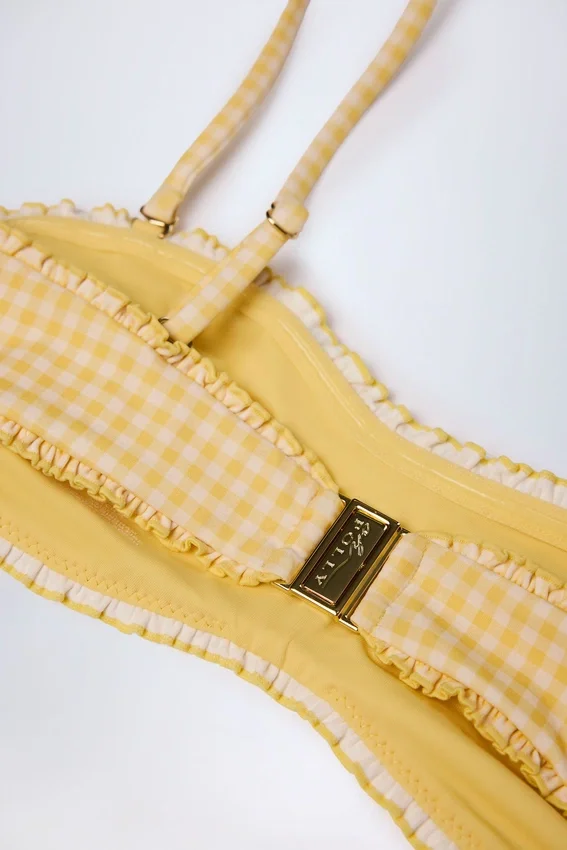 Portbou Bandeau-Bikinioberteil mit Rüschen in gelbem Gingham Portbou Bandeau-Bikinioberteil mit Rüschen in gelbem Gingham